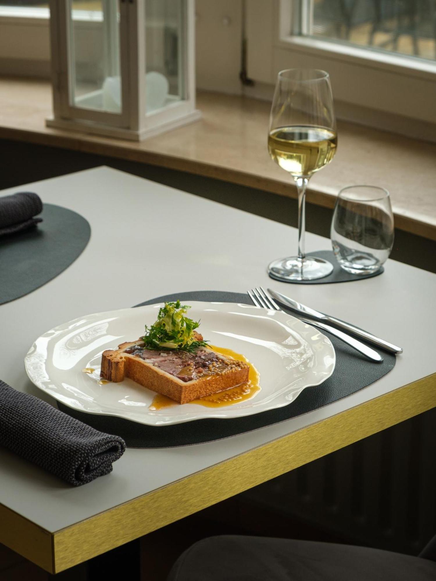 Hotel-Restaurant Beim Schlass Wiltz Exterior photo